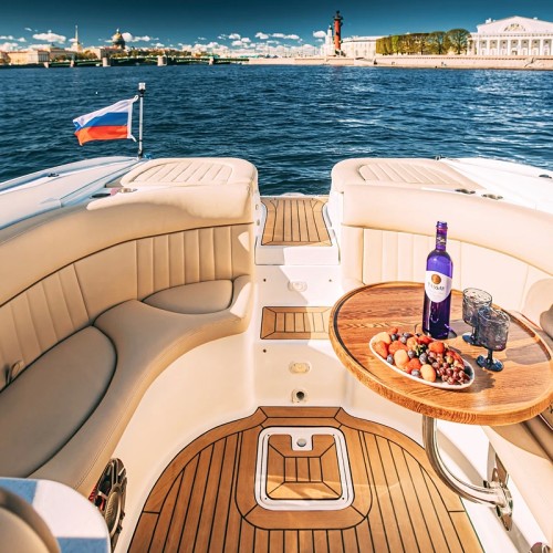 По Петербургу — на премиальном катере