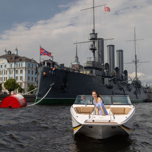 Путешествие по Неве и каналам на большом катере