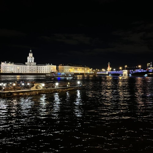 Каналы и разведение мостов: ночной круиз в Петербурге