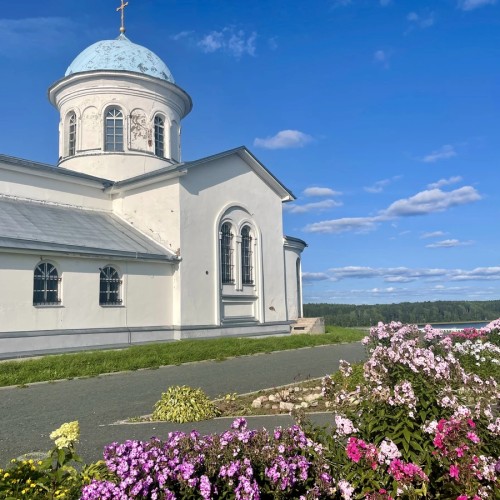 Из Петербурга — к монастырям и святому источнику