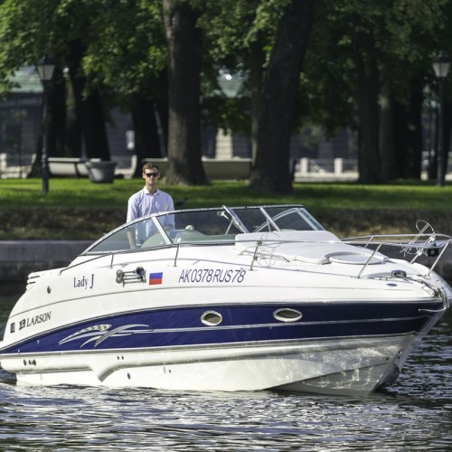На каютной яхте «Вальяжная» по центру Москвы