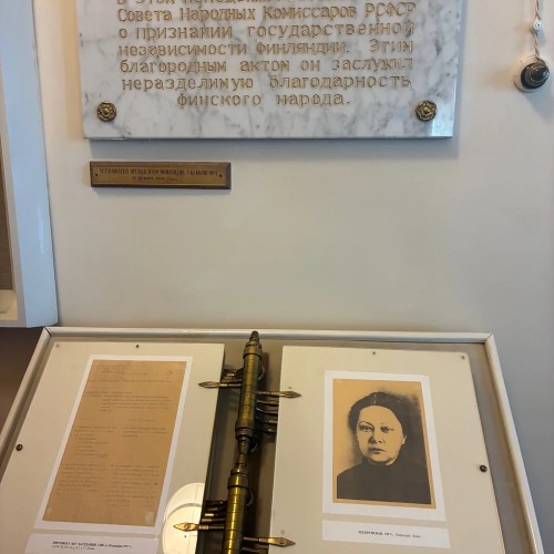 Школа фрейлин, штаб-квартира Ленина и бункер Жданова: двухвековая история Смольного