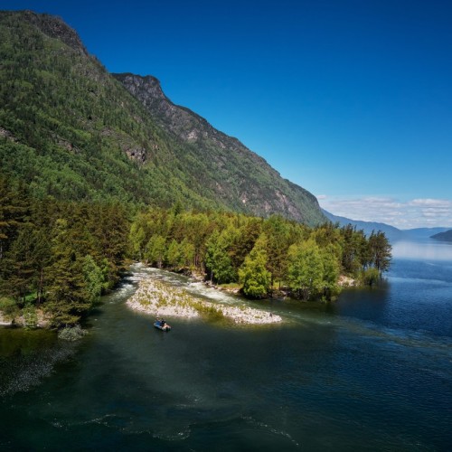 Активно и без палаток на Алтае: моторафтинг, треккинг и вечера под звёздами