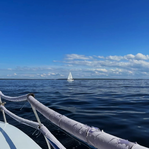 Выходные под парусами на Рыбинском море с проживанием в палатке: всё включено