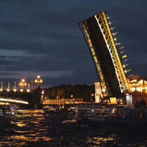 Пять разводных мостов — на теплоходе с гидом