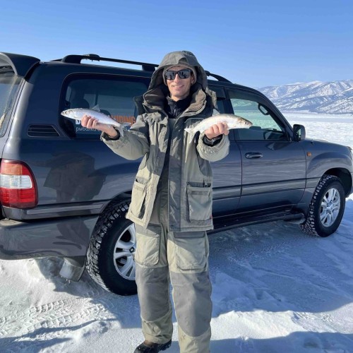 Зимняя рыбалка на льду Байкала своей компанией