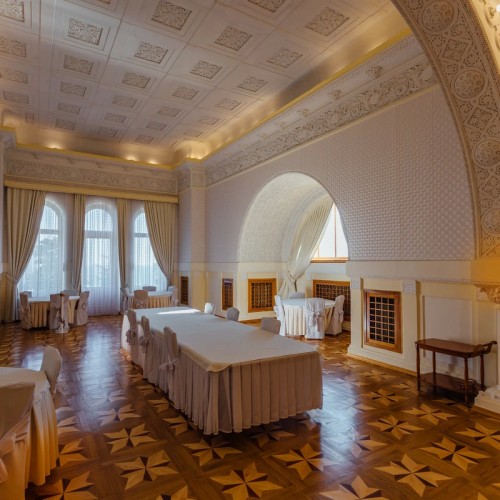 У Юсуповых дома