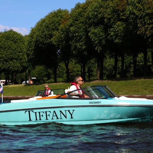 На стильном катере — к самому высокому зданию Европы