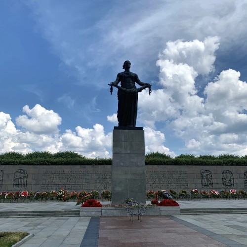 Пискарёвское кладбище: никто не забыт, ничто не забыто!