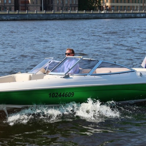 На катере — по центру Петербурга