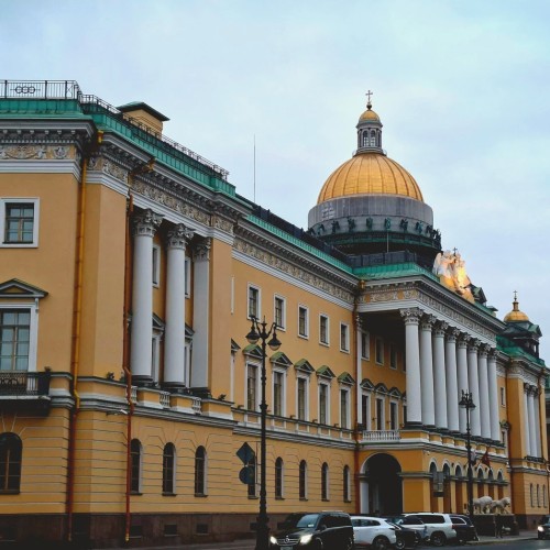 Полуденный выстрел и колоннада Исаакиевского собора