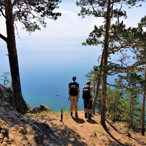 Треккинг по экотропе вдоль озера Байкал