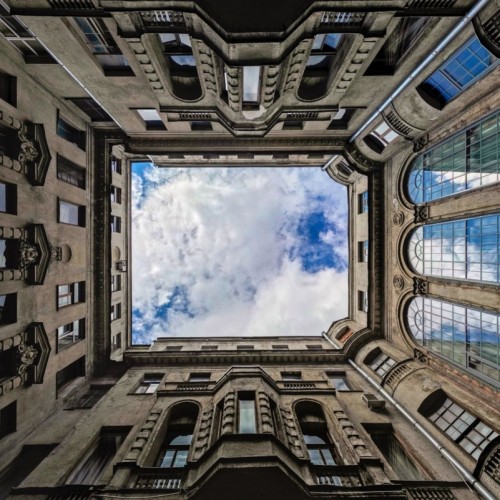 Секреты Петроградской стороны: дворы-колодцы, парадные и доходные дома