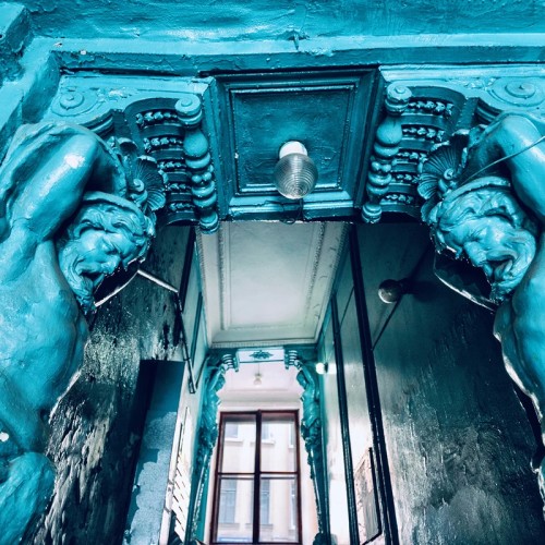 Приватный Петербург за закрытыми дверями: парадные лестницы и дворы-колодцы