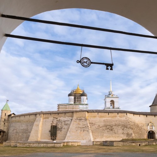 Обзорная пешеходная экскурсия по Кремлю и центру Пскова