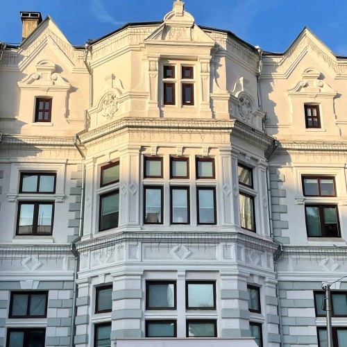 Истории женщин old money на прогулке по Поварской улице