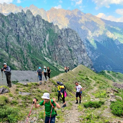 Треккинг в Цейском ущелье налегке с проживанием в гостинице (всё включено)