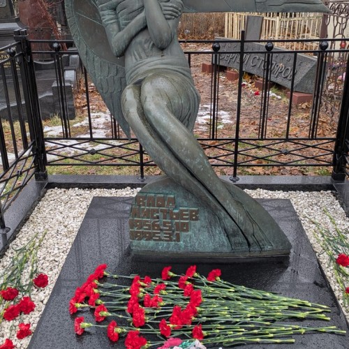 Кумиры, герои и святые старинного Ваганьковского кладбища в Москве