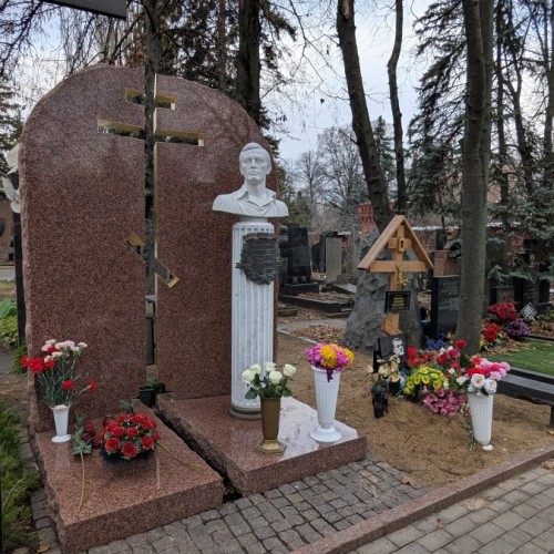 Новодевичье кладбище: легендарные имена в отражении истории