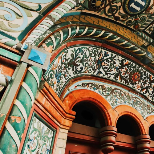 Петербург за закрытыми дверями: парадные лестницы и дворы-колодцы