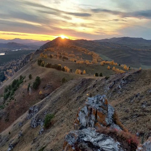 Горные перевалы и бирюзовые реки Алтая