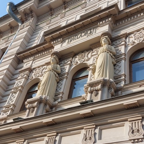 Красивые истории Кремлёвской улицы