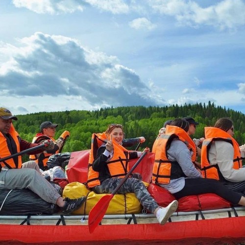 На катамаранах по Юрюзани: сплав «всё включено» с баней и проживанием в домиках