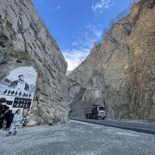 Девичник в Осетии: джип-трип в горах с уроками стрельбы и рисования