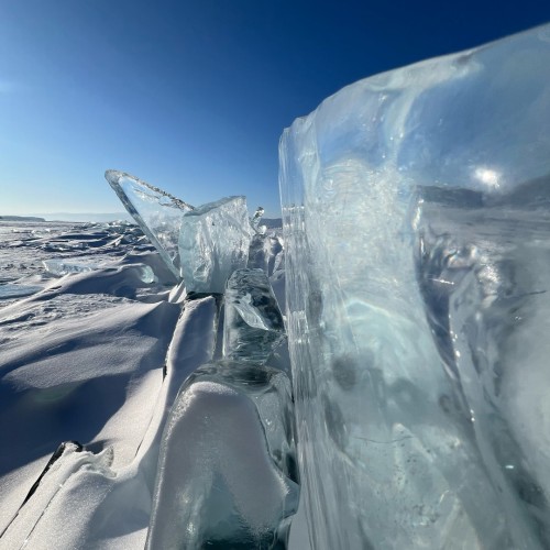 Зимняя рыбалка на льду Байкала своей компанией