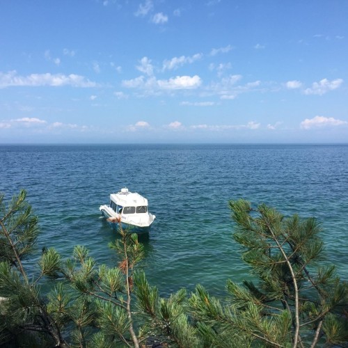 Активное путешествие на север Байкала с комфортом: прогулка на катере, рыбалка и природа