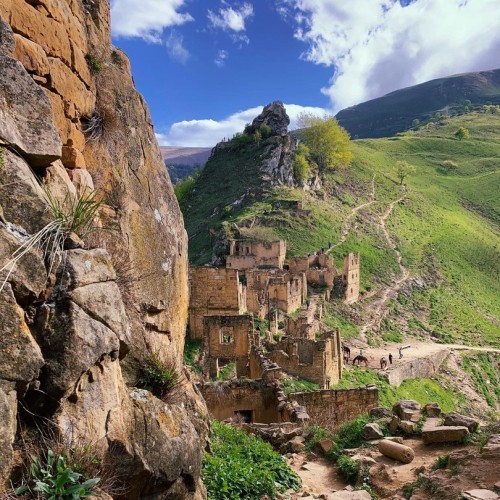 Знаковые места Чечни и Дагестана: от современного мегаполиса к древним аулам