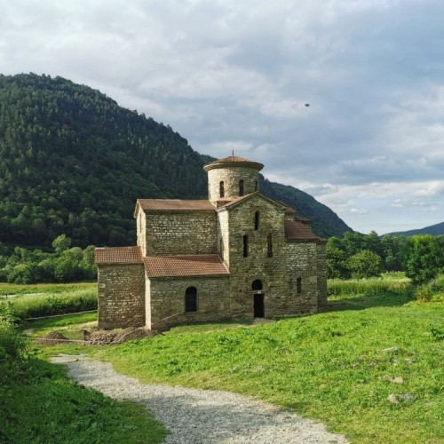 Семейный тур в Архыз с гидом-аниматором: несложные треккинги в живописных горах
