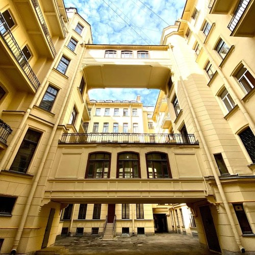 Через дворы и парадные в доходный дом Бака