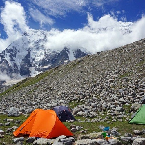 Перезагрузка в Безенги с проживанием в палатках: треккинг к ледникам, водопадам и диким турам