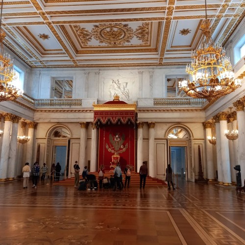 Романовы без трона: групповая прогулка по Дворцовой набережной