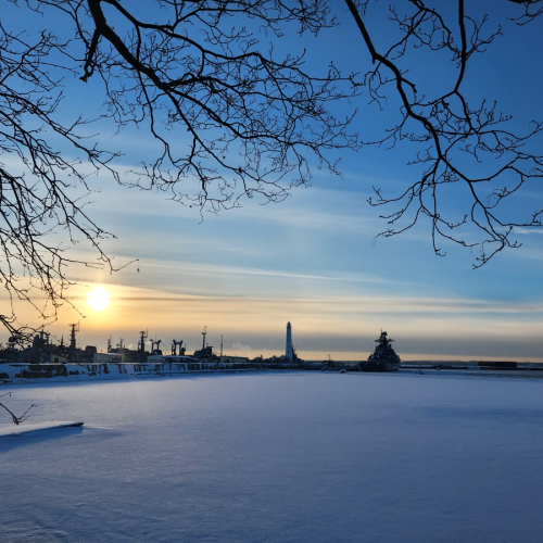 Город-крепость, город-порт: в Кронштадт на метеоре