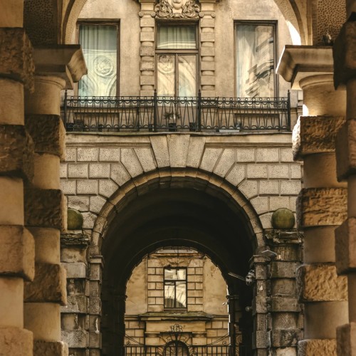 С гидом-проводником — по дворам и парадным Петроградской стороны