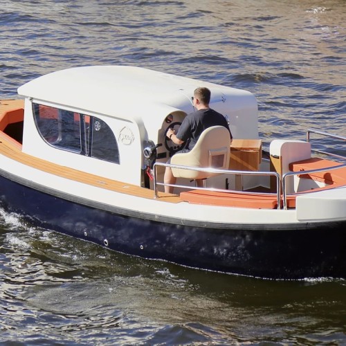 Путешествие по водным артериям Петербурга на катере «Юность»