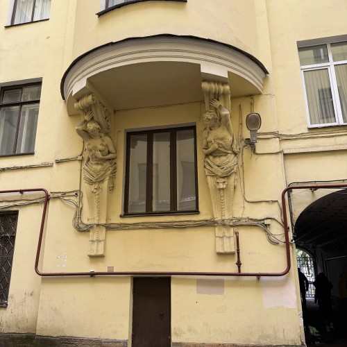 По Васильевскому с островитянином!