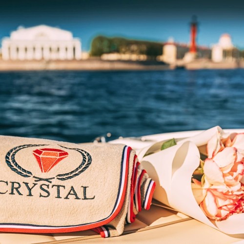 По Петербургу — на премиальном катере