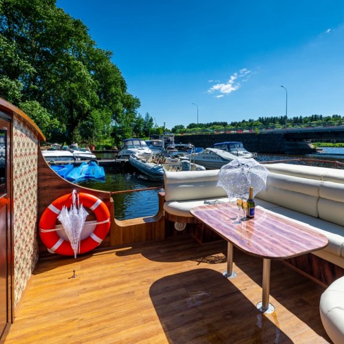 Город горожан: по Петербургу на уютном катере