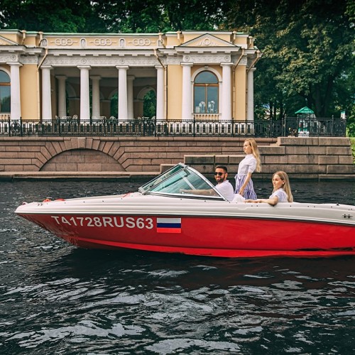 Обзорная прогулка на катере по рекам и каналам Санкт-Петербурга