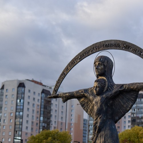 Кудрово: город цветных гигантов через дорогу от Петербурга