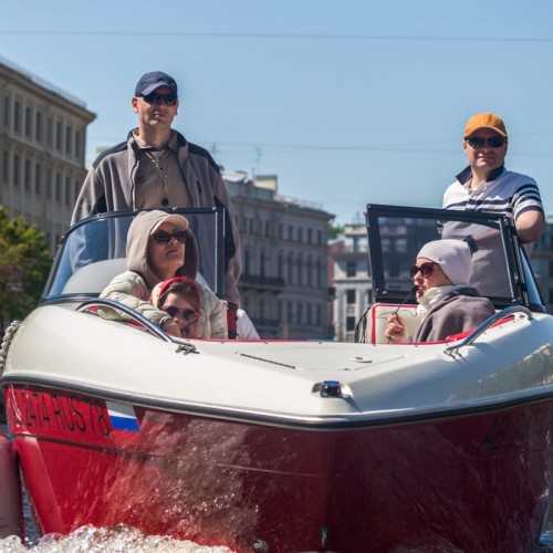 На ярком катере — по рекам и каналам Петербурга