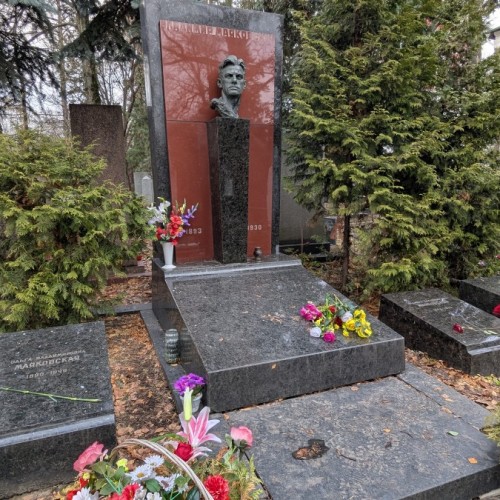 Новодевичье кладбище: легендарные имена в отражении истории