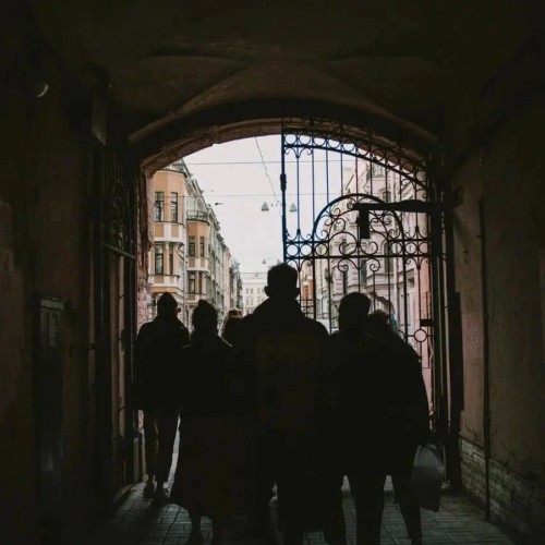 Для самых стойких: подробная экскурсия по дворам и парадным Дворцовой слободы