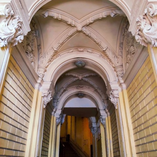 Доходные дома, дворы-колодцы и парадные лестницы