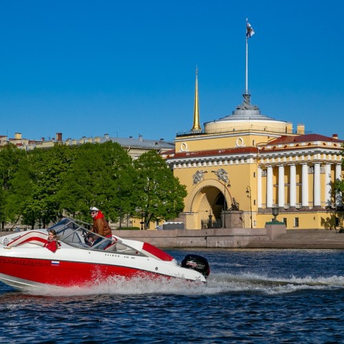 На катере — по Неве
