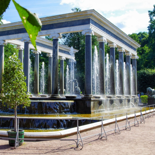 Имперская роскошь парковых фонтанов и дворцов Петергофа