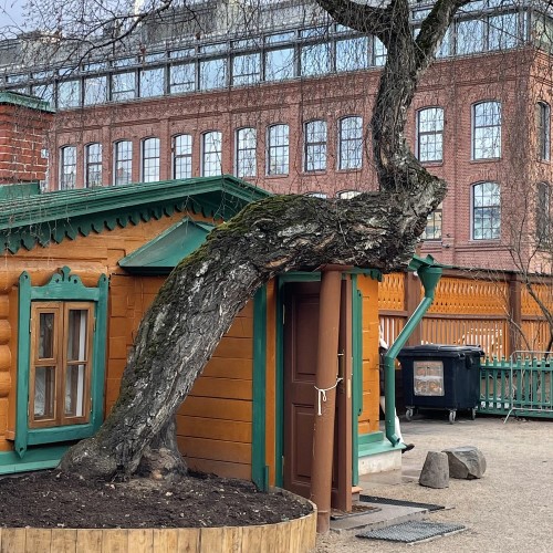 Ткачи, военные и опальный граф. Девичье поле: история и архитектура